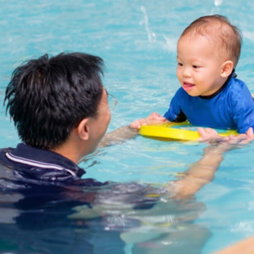 儿童游泳是身体调适能力较慢需多注意